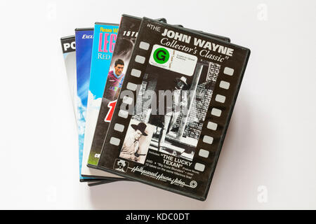 Pila di DVD con il John Wayne Collector's DVD classico sulla parte superiore impostato su sfondo bianco Foto Stock