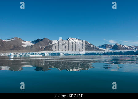 Norvegia Isole Svalbard, spitsbergen. nordvest-spitsbergen national park, liefdefjorden, monacobreen aka monaco sul ghiacciaio del ghiacciaio in recessione in distanza. Foto Stock