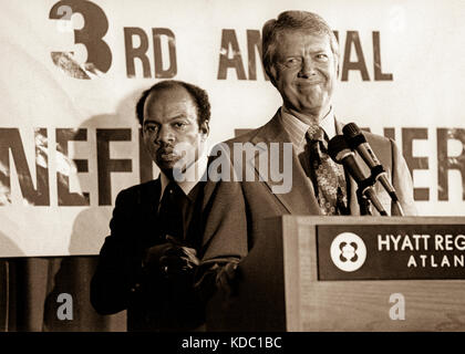 Il presidente Jimmy Carter in un Atlanta i diritti civili conferenza in 1977 con John Lewis, un ex tenente superiore al dottor Martin Luther King Jr. chi avrebbe Foto Stock