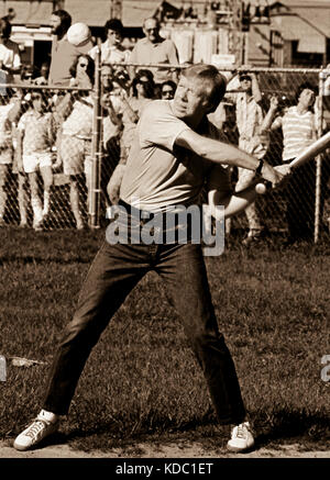 Jimmy Carter gioca a softball nella sua città natale di pianura, Georgia. Carter è stato lanciatore e capitano della squadra che era composta da off duty U.S. Segreto Foto Stock