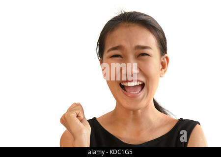 Ritratto di bella donna asiatica urlando furiosamente su bianco Foto Stock