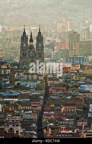 Basilica del voto nacional, Quito presso sunrise, Ecuador Foto Stock