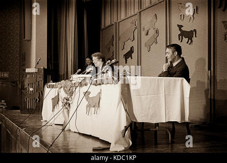 1970 Georgia gubernatorial dibattito tra Jimmy Carter e Hal muta in ottobre 1970 in una scuola elementare auditorium di Atlanta, Georgia. - Licen Foto Stock