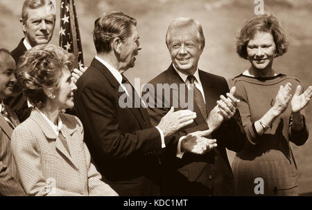 Presidenti Jimmy Carter e Ronald Reagan e le loro mogli per la dedicazione del Carter Presidential Library. Foto Stock