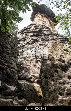 Ben noto di roccia arenaria formazione denominato poklicky vicino castello di kokorin in chko kokorinsko in Boemia centrale nella Repubblica ceca Foto Stock