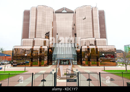 Il Quay West, una cortina di bronzo ufficio vetrato edificio accanto a Salford Quays ponte di sollevamento a Salford, Greater Manchester, Inghilterra. Foto Stock