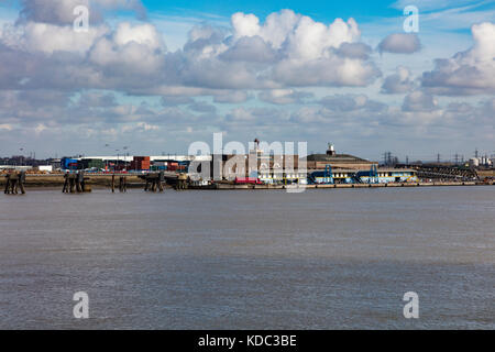 Vedute sul Fiume Tamigi da Northfleet, Kent, verso il dock e nave passeggeri Terminal a Tilbury, Essex, Regno Unito Foto Stock