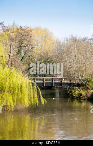 Una madre e un bambino guardare su una passerella pedonale sul fiume Medway a Tonbridge, Kent, Regno Unito Foto Stock