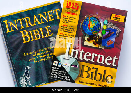 La Bibbia di Internet e Intranet libri della Bibbia su sfondo bianco Foto Stock