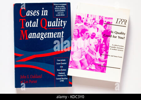 Casi in Gestione totale della qualità e la qualità è buona per voi libri isolati su sfondo bianco Foto Stock