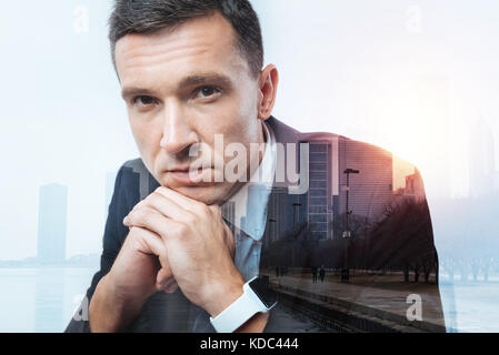 Il laconico ritratto di un imprenditore di calma Foto Stock