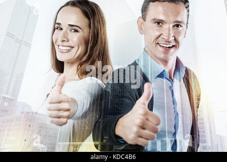 Ritratto di due persone carino che mostra un gesto super Foto Stock