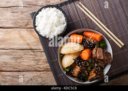 Il coreano stufati costolette di manzo con verdure e riso per guarnire vicino sul tavolo. parte superiore orizzontale vista da sopra Foto Stock