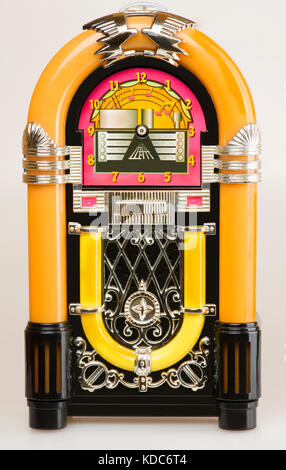 Jukebox,Jukebox vintage su sfondo bianco Foto Stock