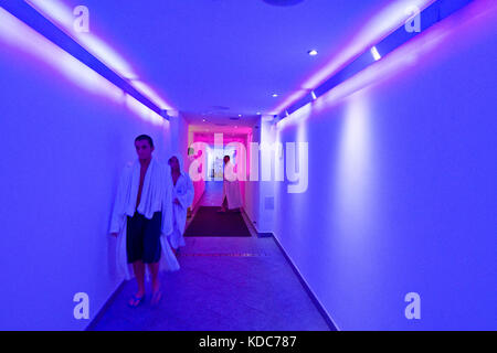 Cromoterapia, Pré-Saint-Didier Spa, Valle d'Aosta, Italia Foto Stock