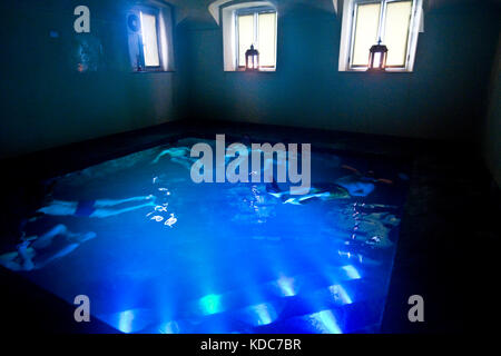 Cromoterapia, Pré-Saint-Didier Spa, Valle d'Aosta, Italia Foto Stock