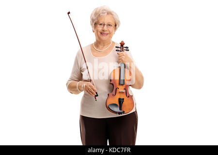 Donna matura con una bacchetta e un violino isolati su sfondo bianco Foto Stock