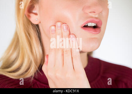 Studio ravvicinata di una donna che soffriva di mal di denti Foto Stock