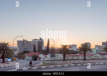 A Windhoek, Namibia - giugno 16, 2017: una scena di strada con edifici al tramonto a Windhoek, la città capitale della Namibia Foto Stock