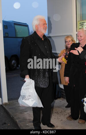 Osmonds, Jimmy, Merrill e Jay arrivando presso la sede Cymru Llandudno Galles Foto Stock