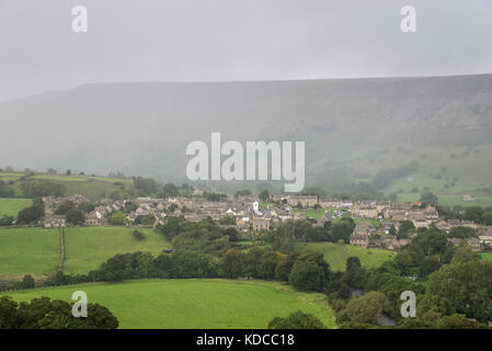 Heavy Rain cade sopra il villaggio di reeth in swaledale, North Yorkshire, Inghilterra. Foto Stock