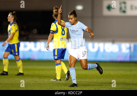 Nikita Parris di Manchester City celebra il primo gol della sua squadra durante la partita di andata e ritorno della UEFA Women's Champions League 32 alla City Football Academy di Manchester. Foto Stock