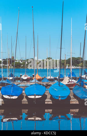 Barche a vela sul molo. Lago Alster. Amburgo, Germania Foto Stock