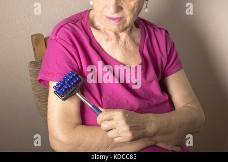 Anziani self frizionando il corpo per il dolore Foto Stock