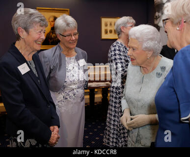 La regina Elisabetta II parla Joan Berfield, (a sinistra) un veterano di 96 anni del Royal Naval Service delle Donne, durante un ricevimento all'Army and Navy Club nel centro di Londra, per celebrare il centenario del Royal Navy Service delle Donne e della Women's Auxiliary Army Corp Foto Stock