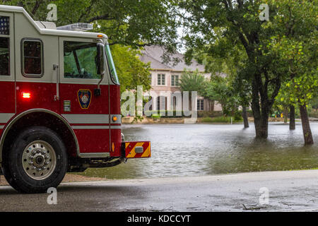 I primi responder da Missouri City Fire Station 4 ispezionare inondato case nel sobborgo di Houston. Servizi di emergenza risponde a uragano Harvey Foto Stock