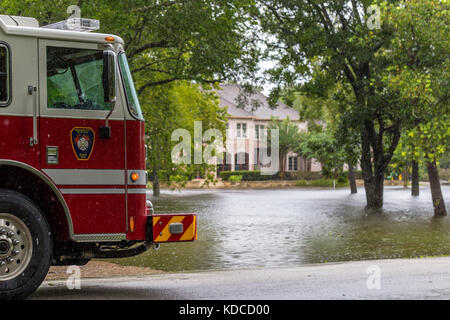 I primi responder da Missouri City Fire Station 4 ispezionare inondato case nel sobborgo di Houston. Servizi di emergenza risponde a uragano Harvey Foto Stock