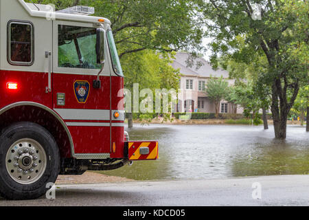 I primi responder da Missouri City Fire Station 4 ispezionare inondato case nel sobborgo di Houston. Servizi di emergenza risponde a uragano Harvey Foto Stock