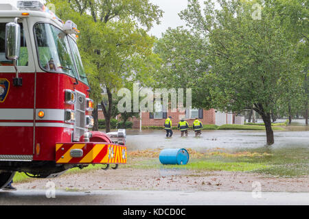 I primi responder da Missouri City Fire Station 4 ispezionare inondato case nel sobborgo di Houston. Servizi di emergenza risponde a uragano Harvey Foto Stock