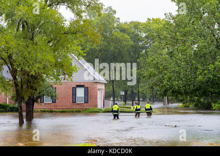 I primi responder da Missouri City Fire Station 4 ispezionare inondato case nel sobborgo di Houston. Servizi di emergenza risponde a uragano Harvey Foto Stock