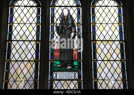 Sant'Ambrogio Barlow finestra alla Cattedrale di Salford Foto Stock