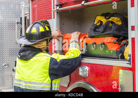 I primi responder da Missouri City Fire Station 4 ispezionare inondato case nel sobborgo di Houston. Servizi di emergenza risponde a uragano Harvey Foto Stock