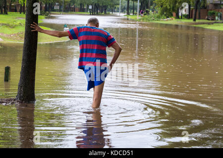 Zona di houston residenti navigare le acque alte. Piogge pesanti dall uragano harvey provocato inondazioni in molte aree intorno a Houston. Foto Stock