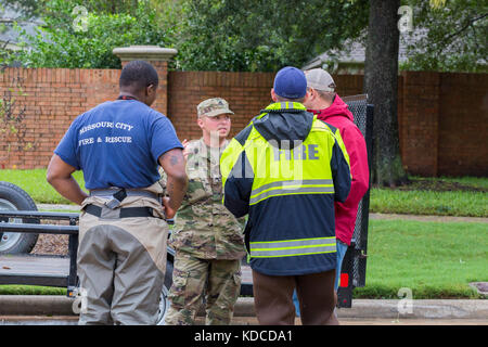 Texas la Guardia Nazionale e i soccorritori che lavorano insieme per assistere alle operazioni di emergenza. Pesanti piogge dall uragano Harvey causato inondazioni pesanti Foto Stock