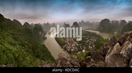 Panorama con il fiume li durante il Sunrise, famosa per la bellezza del paesaggio in Cina Foto Stock