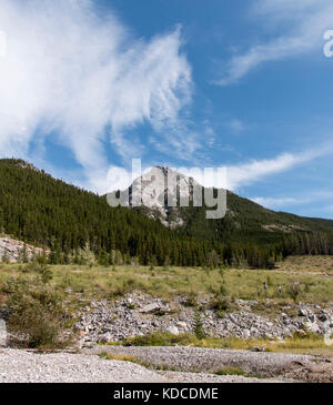 Nuvole rotearlo sulle cime delle montagne di kananaskis paese. Foto Stock