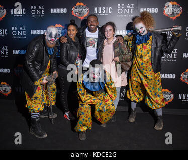 Richard Blackwood con la famiglia e gli amici a VIP Shocktober premere la notte a Tulleys attrazione di Halloween Foto Stock