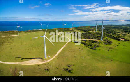 Panoramica aerea di wind farm in area rurale sulla luminosa giornata di sole in australia Foto Stock