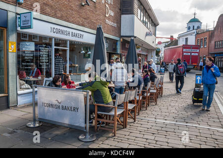 Turisti asiatici avente uno snack presso il Cornish Bakery in Stratford upon Avon,l'Inghilterra,UK Foto Stock