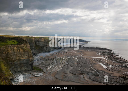 Bella vista delle scogliere e tideline a dunraven, parte del sentiero costiero del Galles Foto Stock