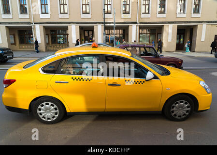 Mosca, Russia - 24 luglio. 2017. Il taxi senza marca va a sretenka street Foto Stock