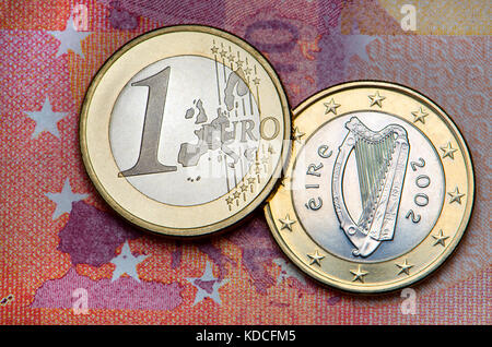 Irish 1 Euro moneta su un 10 Euro nota Foto Stock