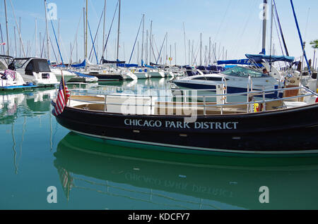 Chicago, IL, Stati Uniti - 3 Settembre 2017: Barche a vela ormeggiata nel porto di Chicago, il lago Michigan. Foto Stock