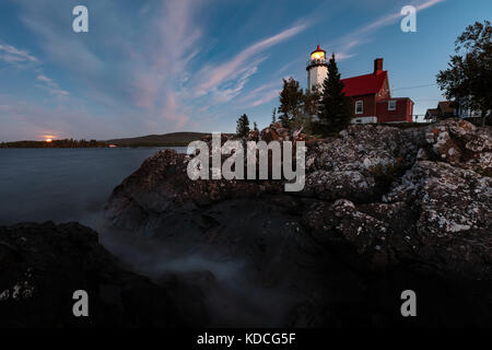 Eagle Harbor light si erge sopra uno sperone ingresso eagle harbor in keweenaw peninusla del Michigan. Foto Stock