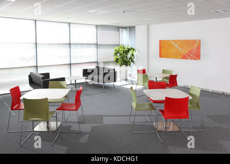 Area riunioni informale in un moderno edificio di uffici serviti a Camberley, Regno Unito. Presenta divani e tavoli per riunioni e socializzazione. Foto Stock