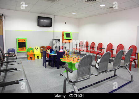 Sala d'attesa per la famiglia in una nuova unità pediatrica in un ospedale di East London, Regno Unito. Mostra il gioco del bambino. Foto Stock